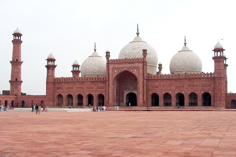 Badshahi_Mosque_July_1_2005_pic32_by_Ali_Imran_(1)